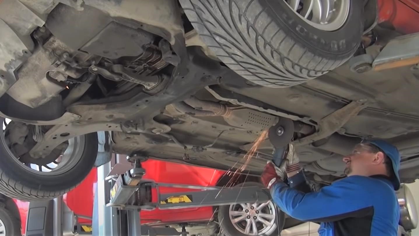 Демонтаж глушителя Фольксваген