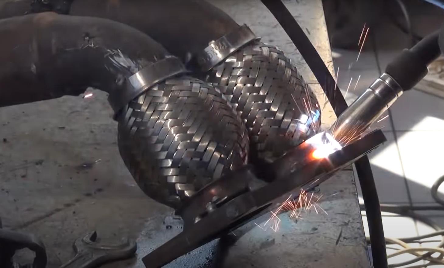 Сварка нового глушителя на Фольксваген Гольф