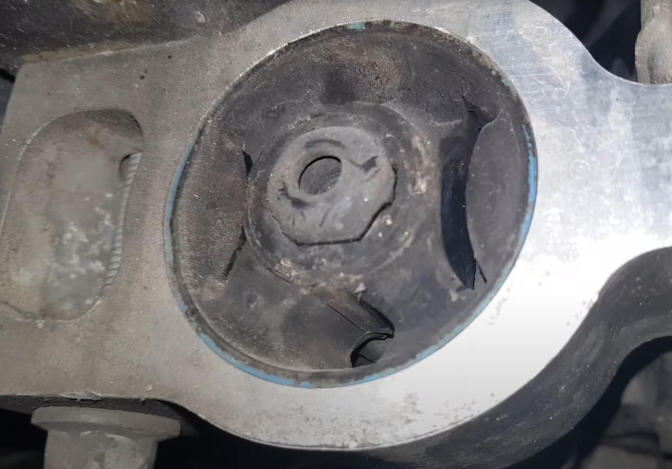 поврежденный сайлентблок переднего рычага на Фольксвагене Тигуан