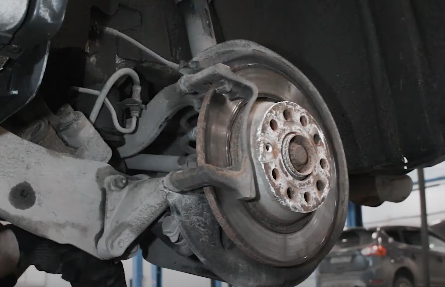 Замена задних тормозных колодок Фольксваген Тигуан