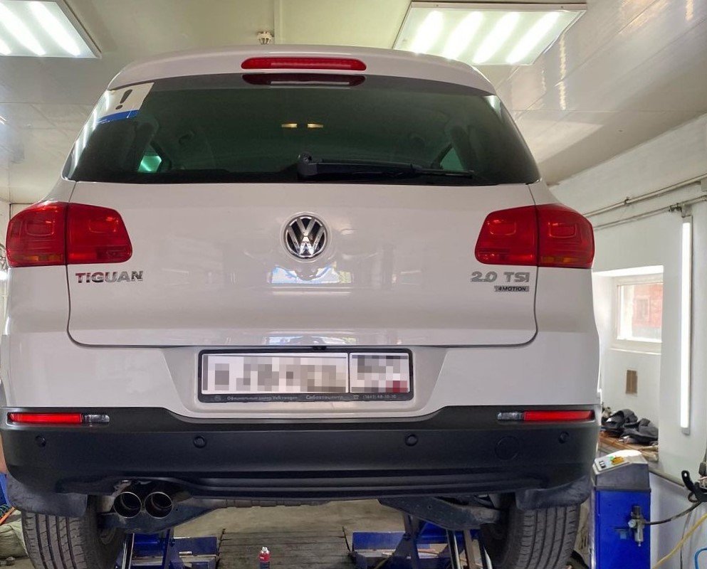 Тигуан в автосервисе на подъемнике