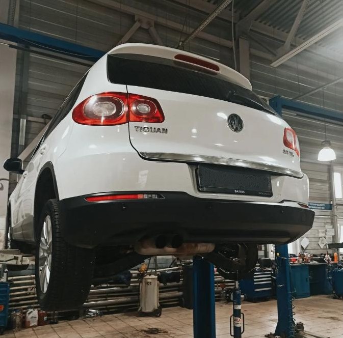 Тигуан в автосервисе на подъемнике