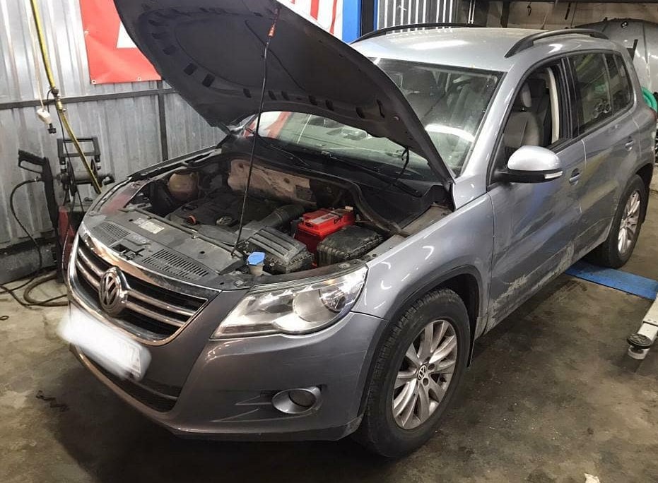 Тигуан в автосервисе с открытым капотом