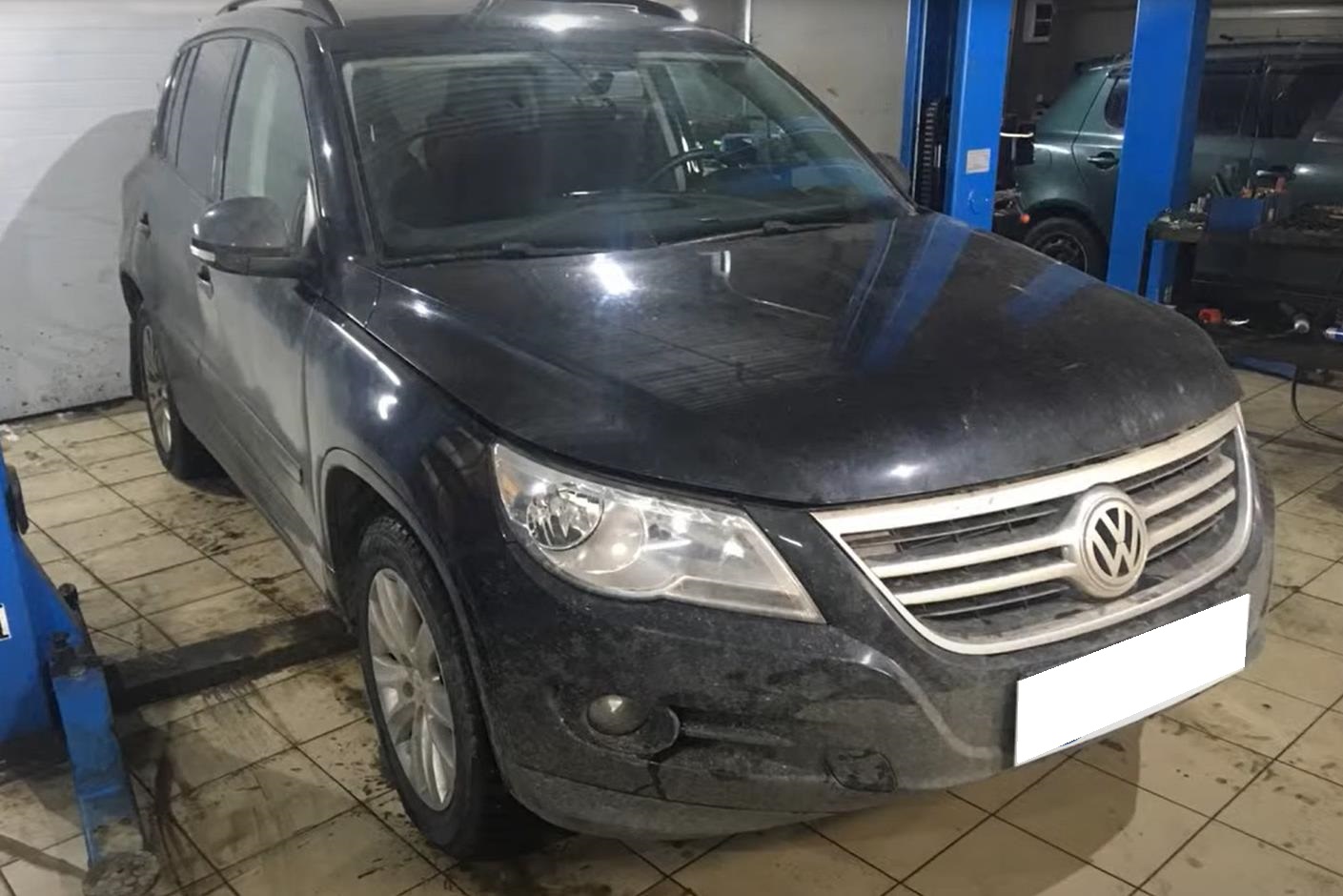 Тигуан в техцентре на подъемнике