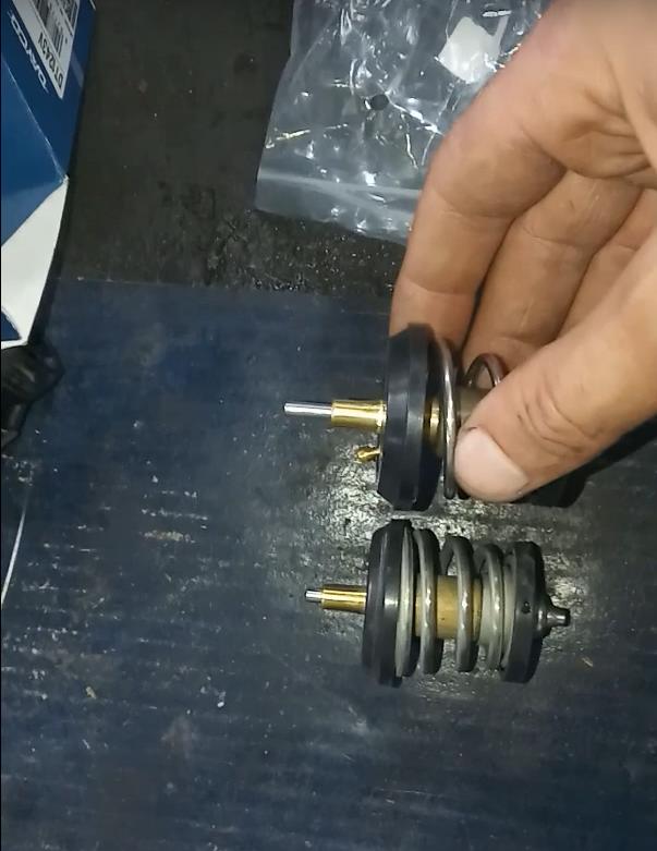 старый и новый термостаты на дыигатель Тигуана