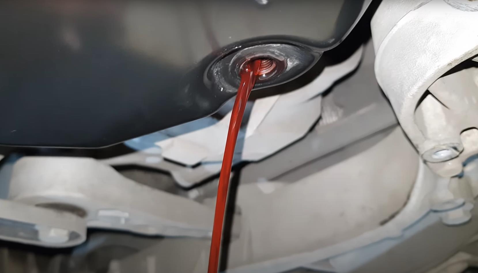 слив старого масла из АКПП Фольксваген