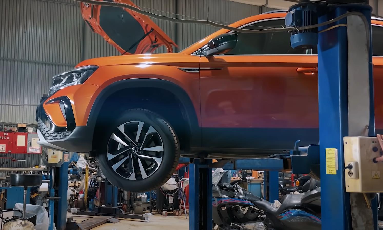 Фольксваген Таос в автосервисе на подъемнике