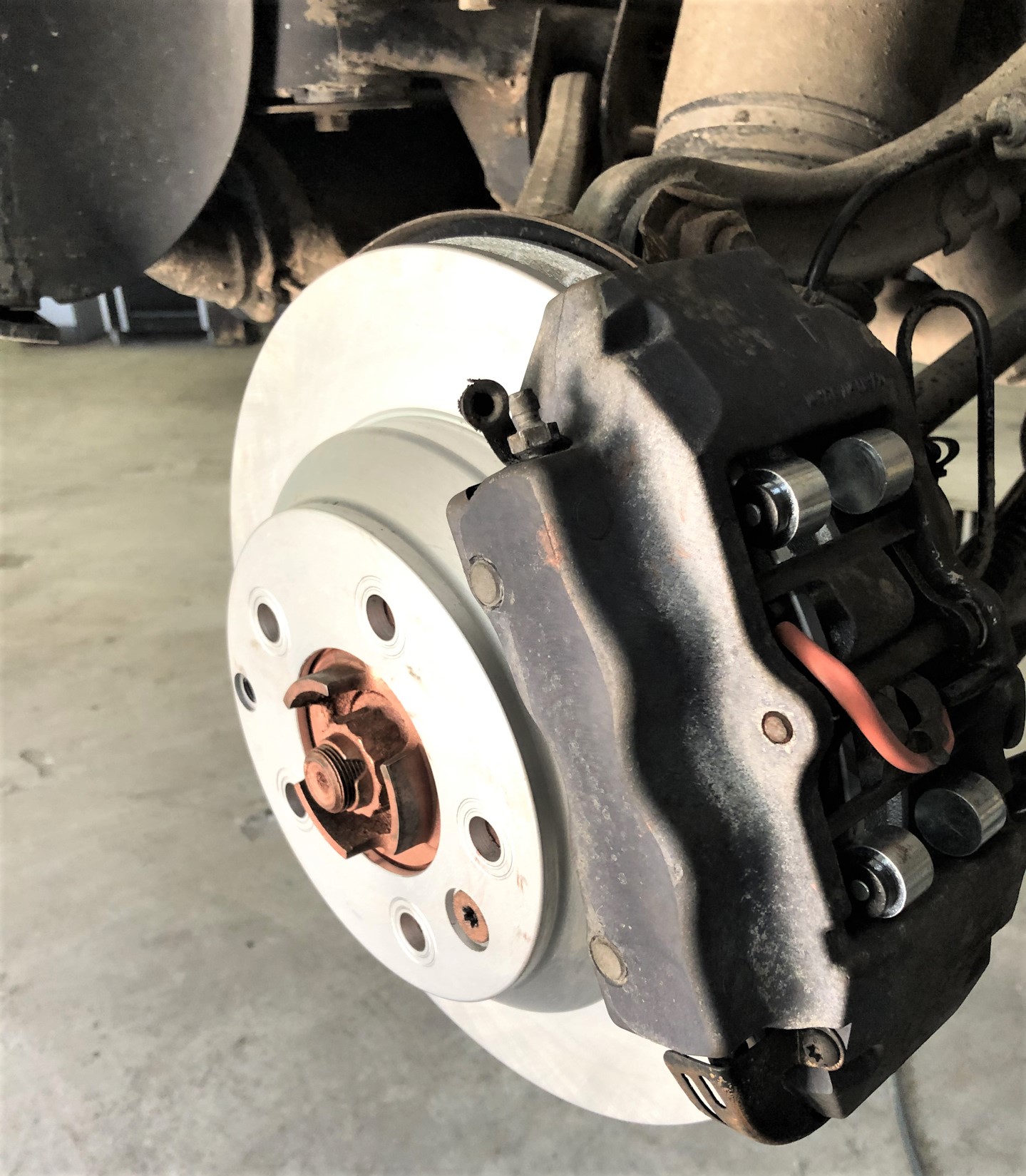 Замена задних тормозных дисков Фольксваген Туарег