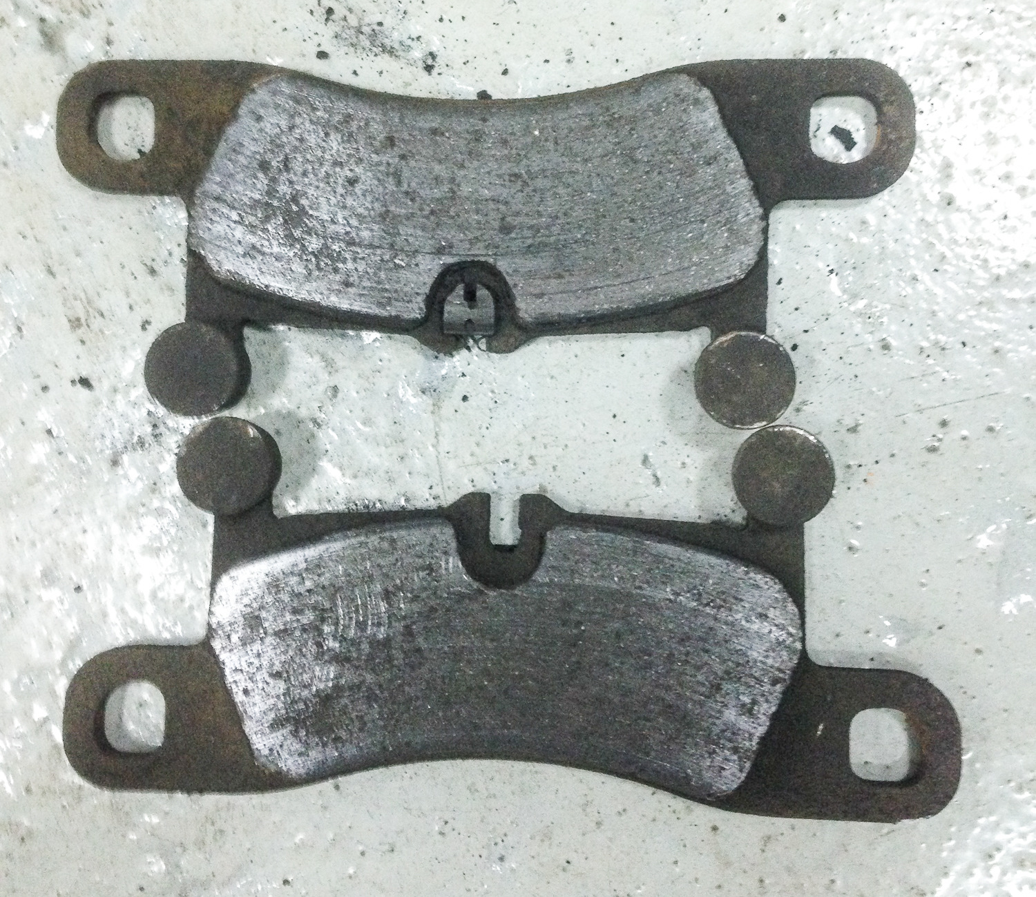 изношенные тормозные колодки