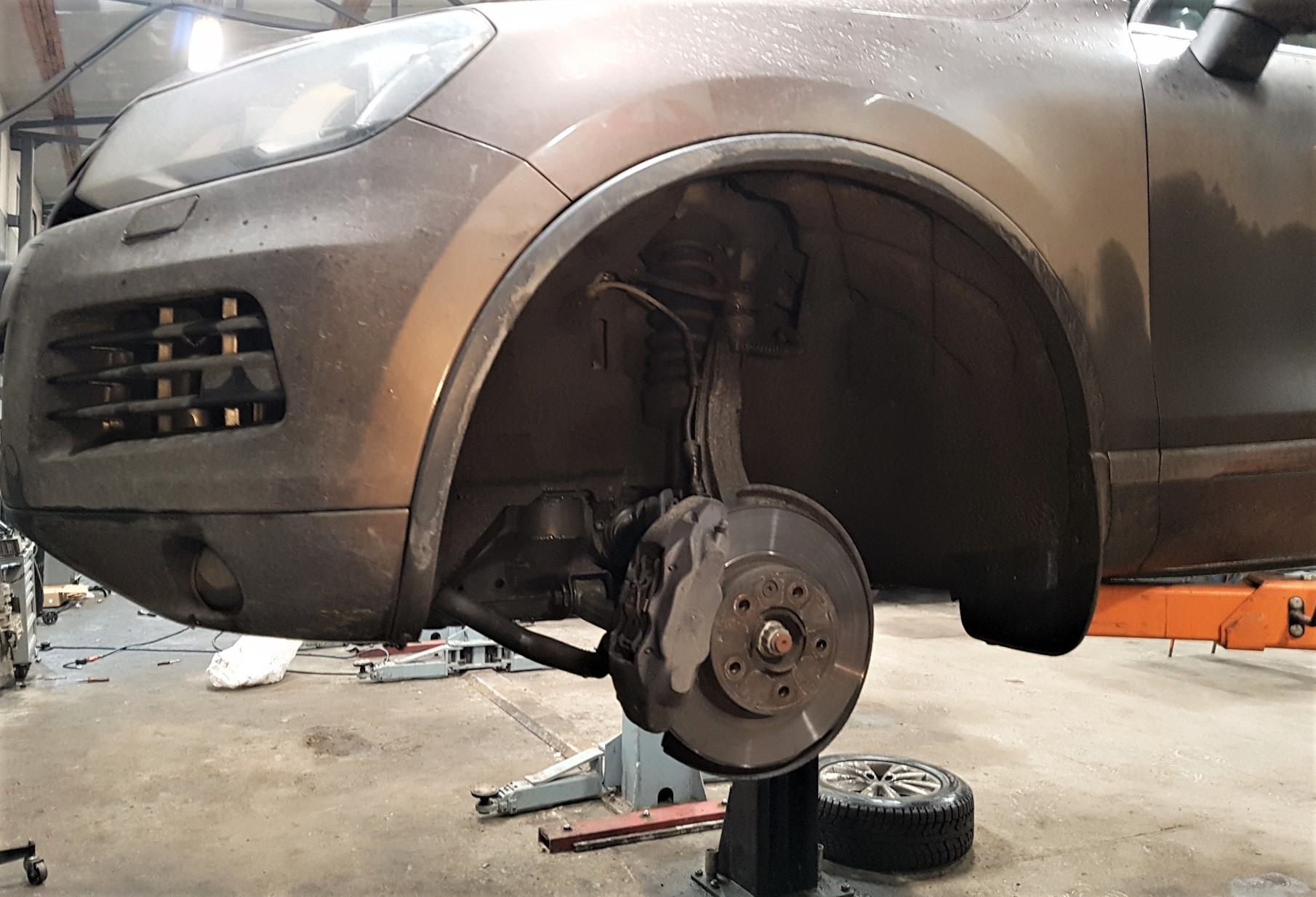 Замена передних тормозных колодок Фольксваген Туарег