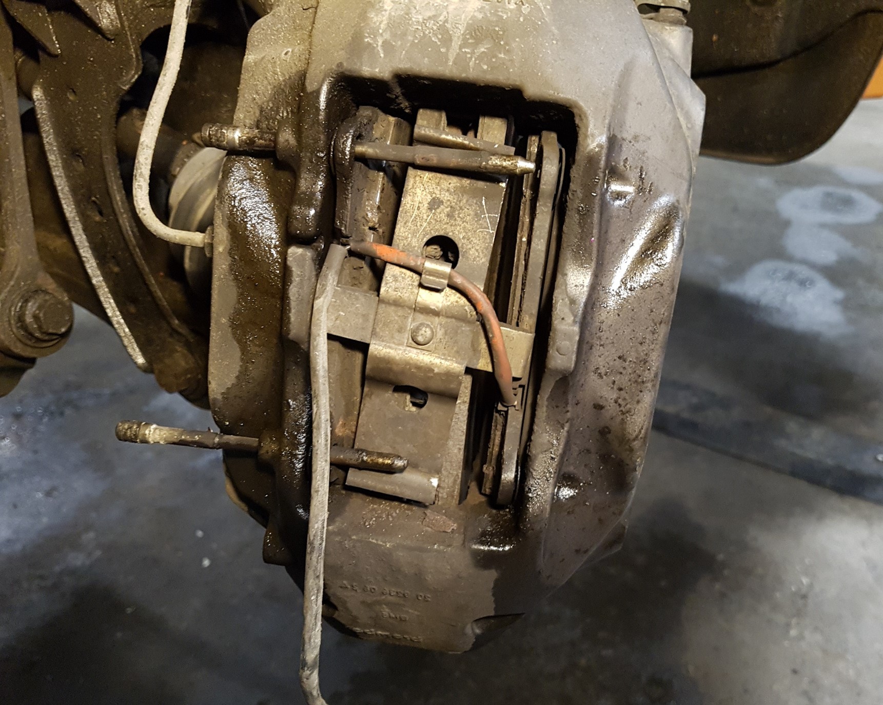 Замена передних колодок  Туарег