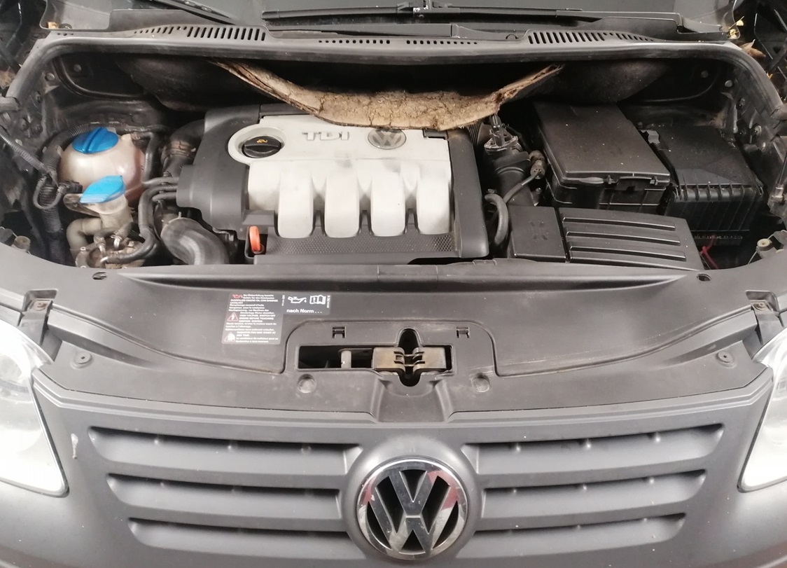 Фольксваген Кадди в процессе замены тормозной жидкости