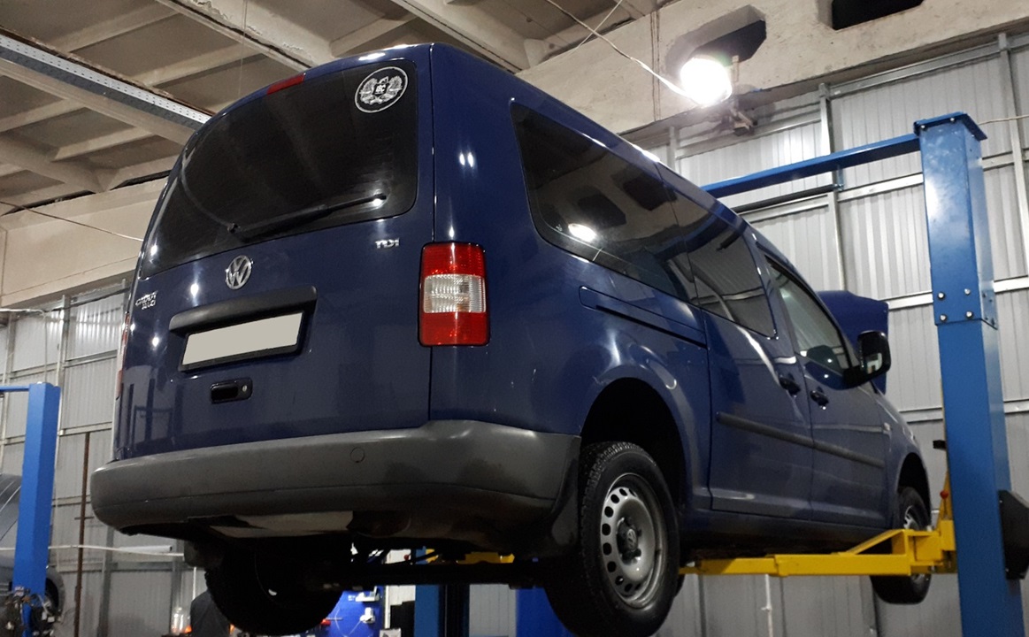 Фольксваген Кадди в процессе замены втулок стабилизатора