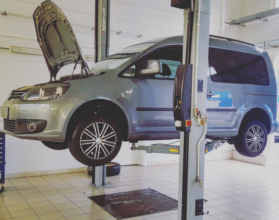 Фольксваген Кадди в процессе замены заднего сальника коленвала