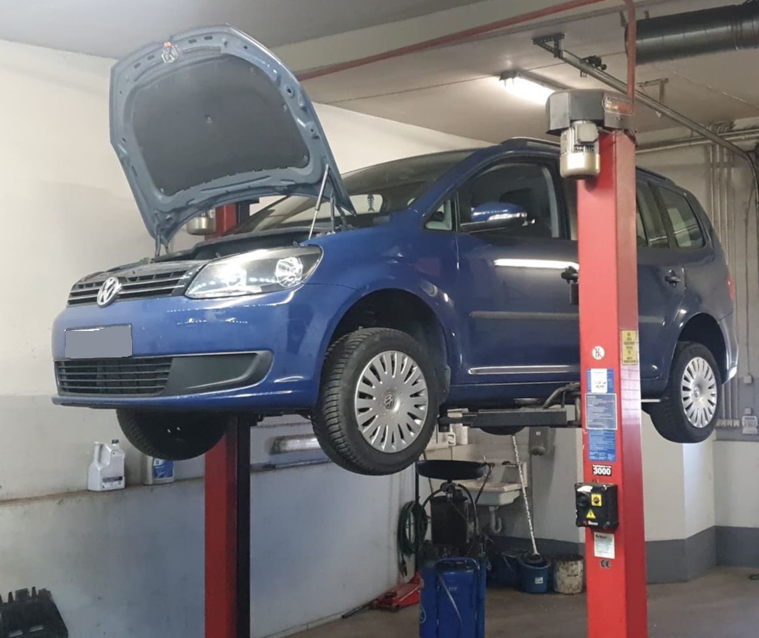 Фольксваген Туран в процессе ремонта МКПП