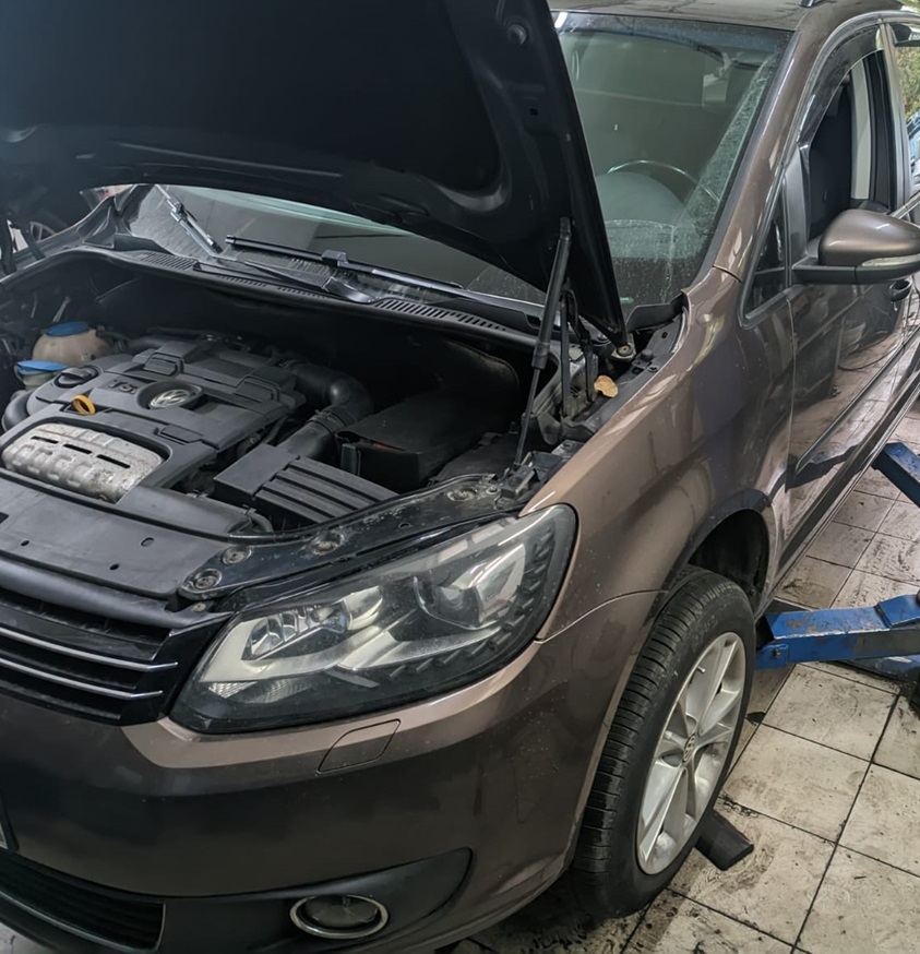 Фольксваген Туран в процессе замены радиатора