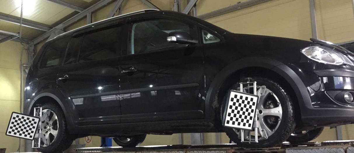 Фольксваген Туран на стенде после замены шаровых опор