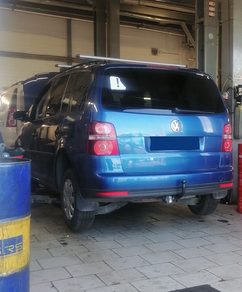 Фольксваген Туран в процессе замены термостата