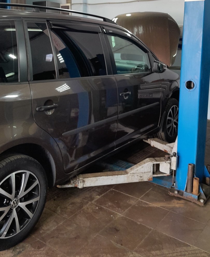 Фольксваген Туран готовится к замене заднего сальника коленвала