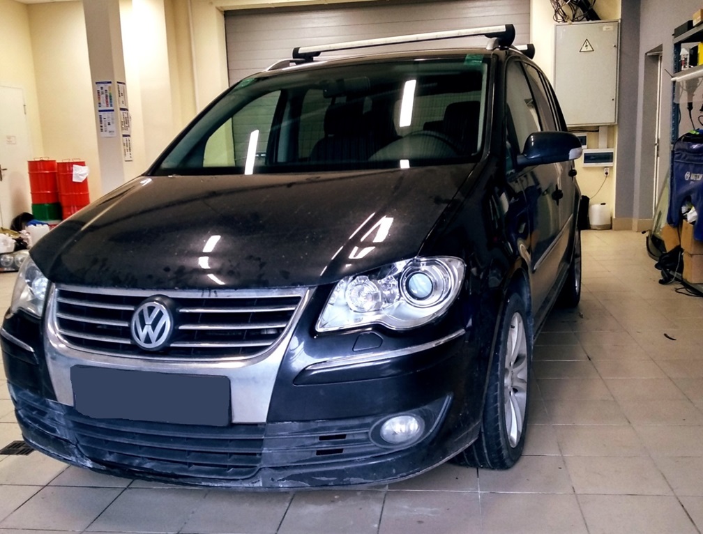 Фольксваген Туран готовится к заправке кондиционера