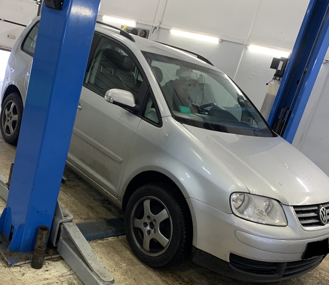 Фольксваген Туран в процессе ремонта рулевой рейки