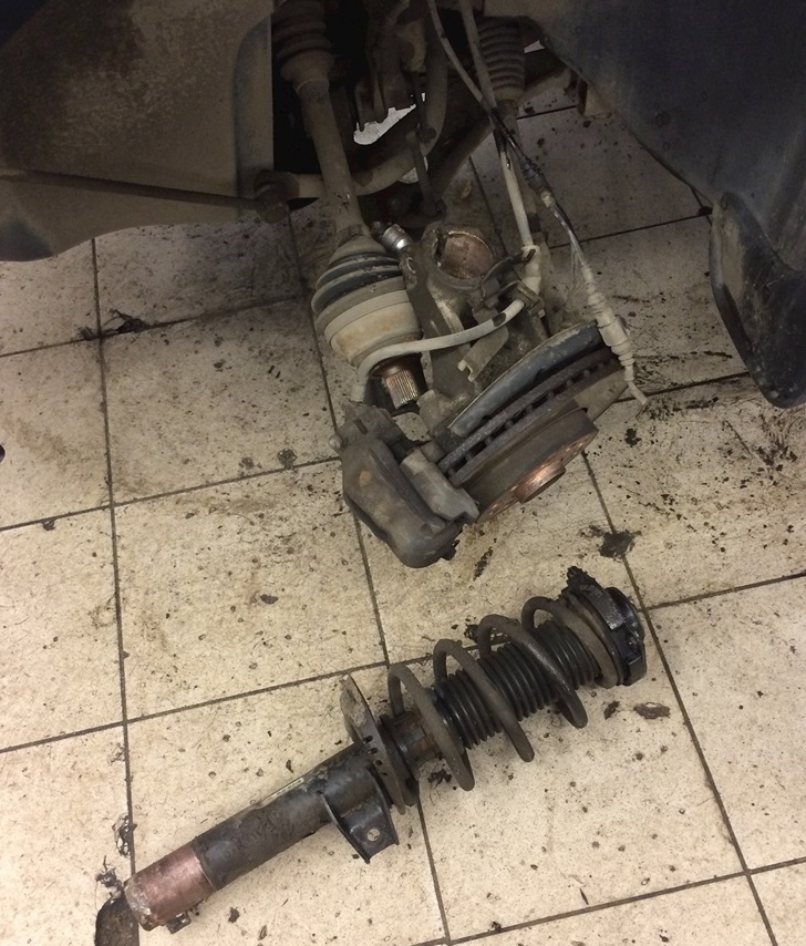 Снятие стойки для замены опорных подшипников Фольксваген Туран