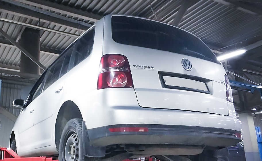 Фольксваген Туран в процессе замены пружин