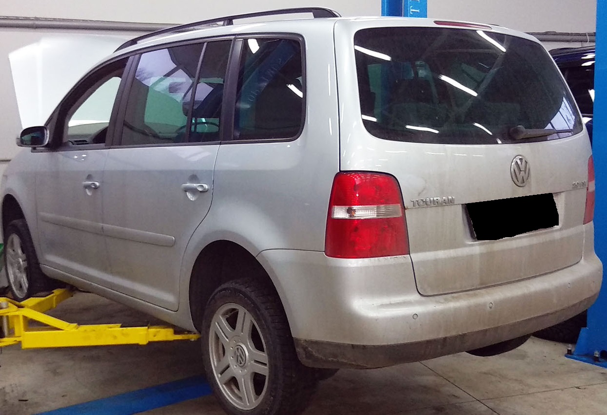 Фольксваген Туран готовится к замене стоек стабилизатора поперечной устойчивости