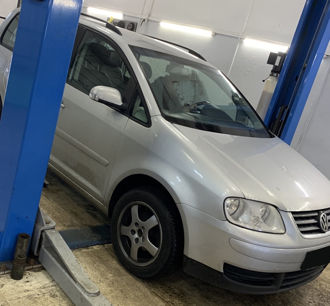 Фольксваген Туран готовится к ремонту кондиционера