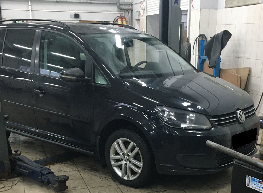 Фольксваген Туран в процессе замены радиатора печки