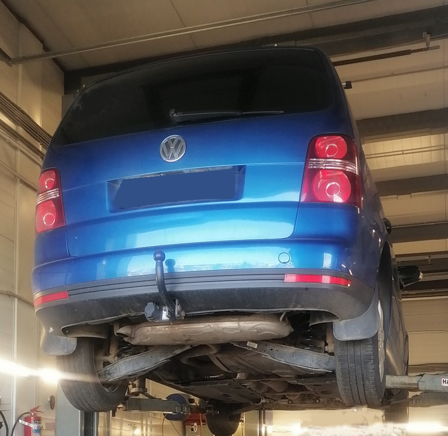 Фольксваген Туран в процессе замен рычагов подвески