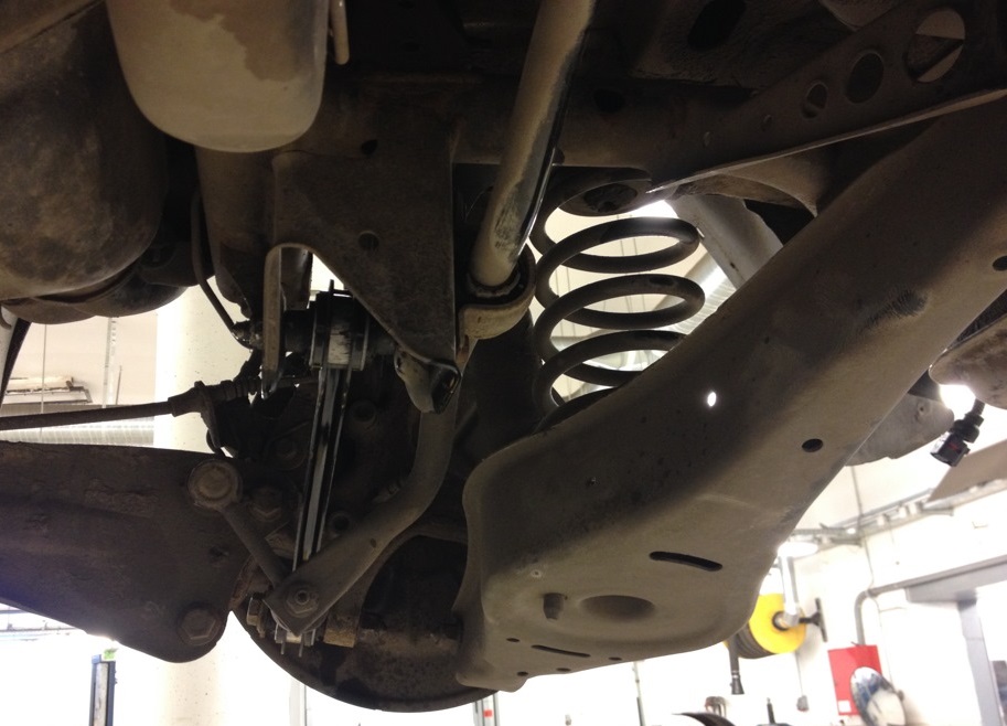 Замена рычага Фольксваген Туран на задней подвеске