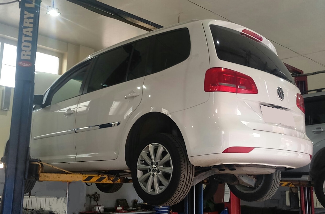 Фольксваген Туран в процессе замены сайлентблоков рычага