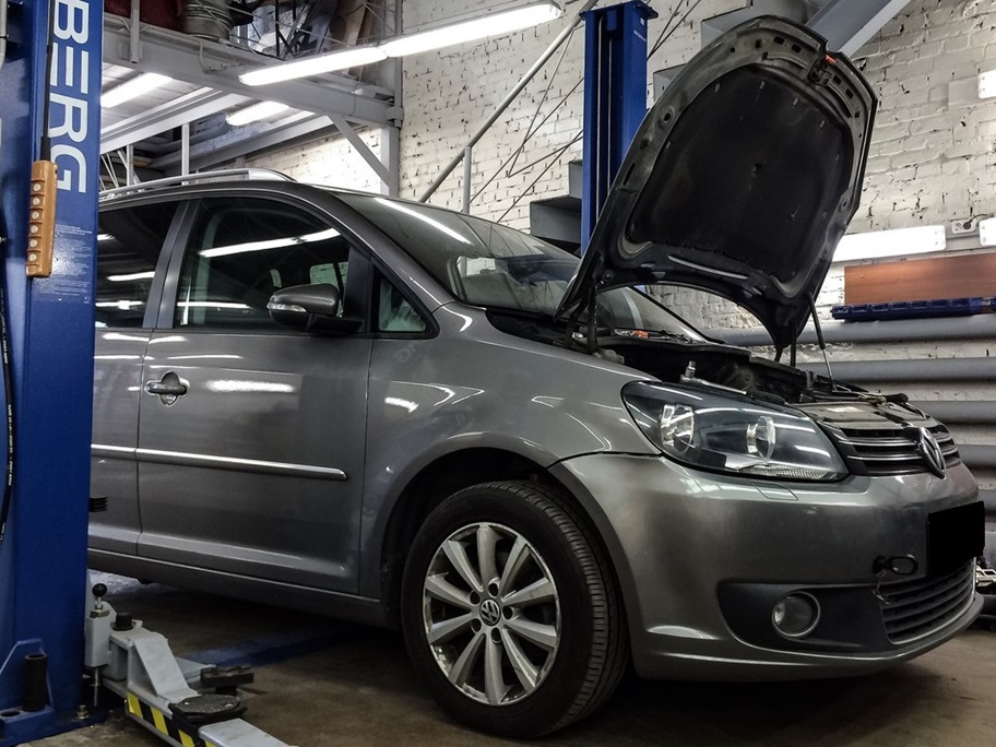 Фольксваген Туран в процессе замены свечей накаливания