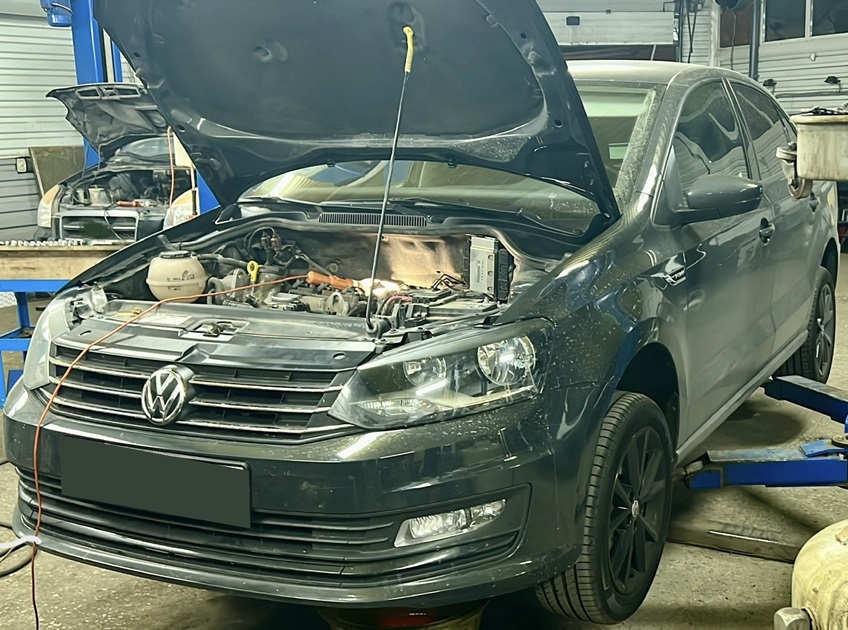 Фольксваген Поло седан готовится к замене масляного насоса