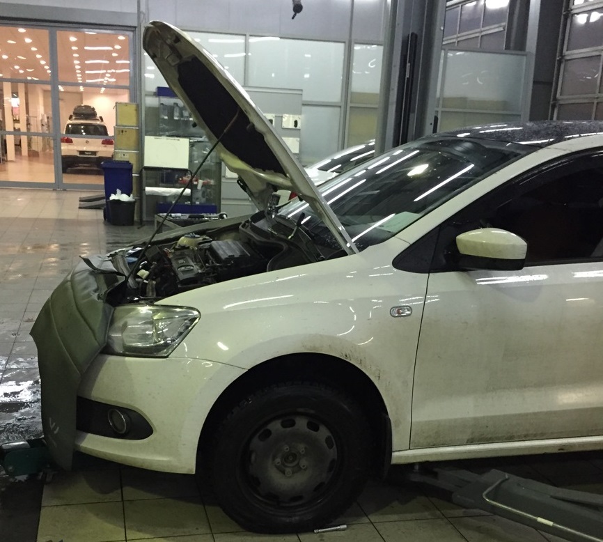 Фольксваген Поло седан в процессе замены приводного ремня