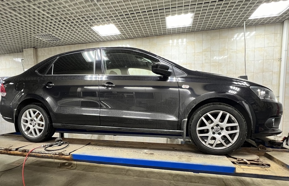 Фольксваген Поло седан в техцентре для замены рычагов