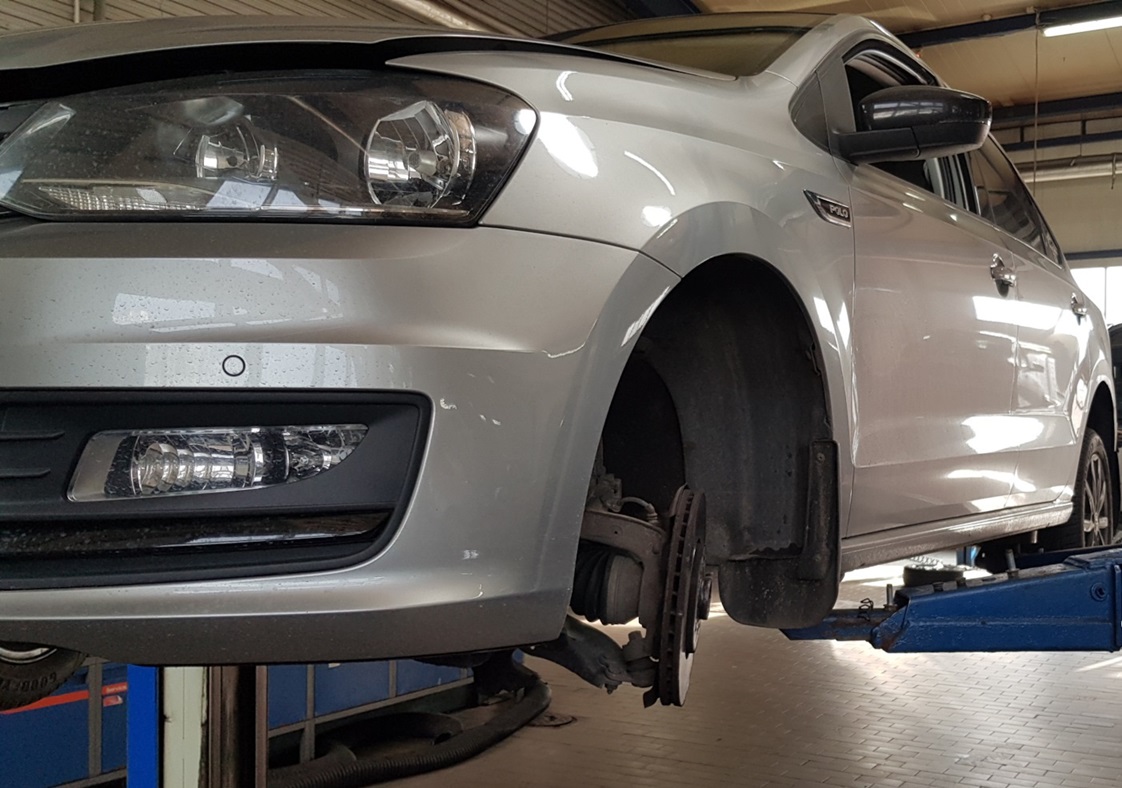 Фольксваген Поло седан в процессе замены ступичных подшипников