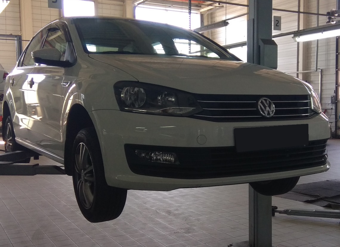 Фольксваген Поло седан в техцентре на замене втулок стабилизатора