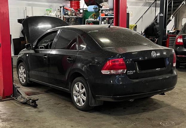 Фольксваген Поло седан в процессе замены маслосъемных колпачков