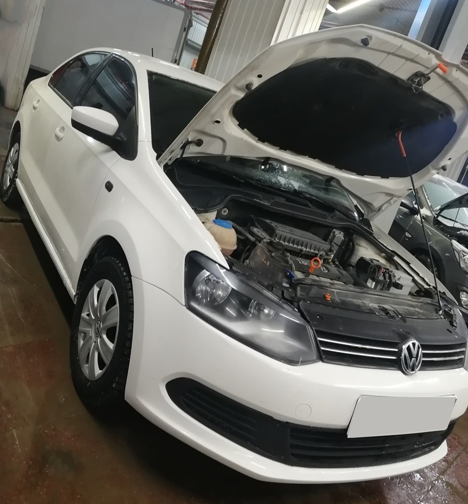 Фольксваген Поло седан в процессе замены подушек двигателя