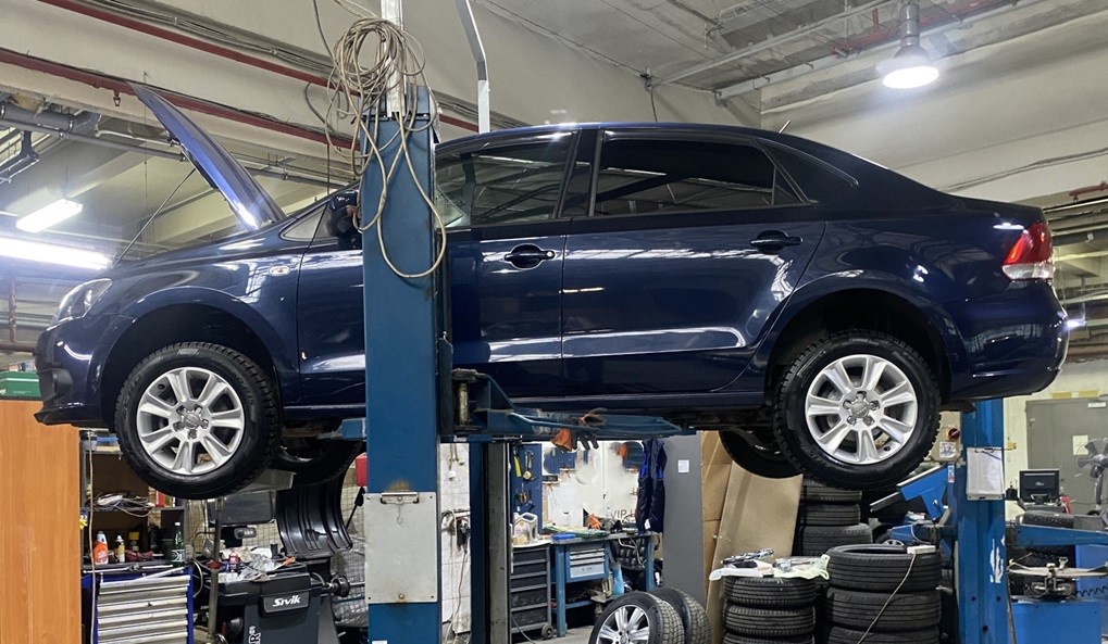 Фольксваген Поло седан готовится к замене прокладки ГБЦ