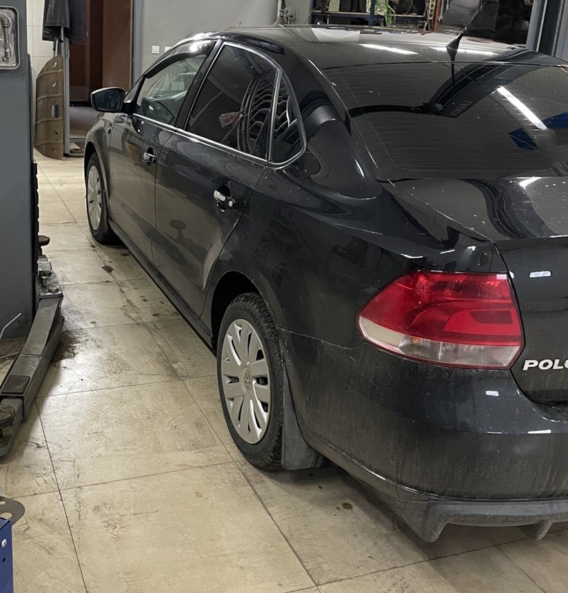 Фольксваген Поло седан в процессе замены прокладки крышки клапанов