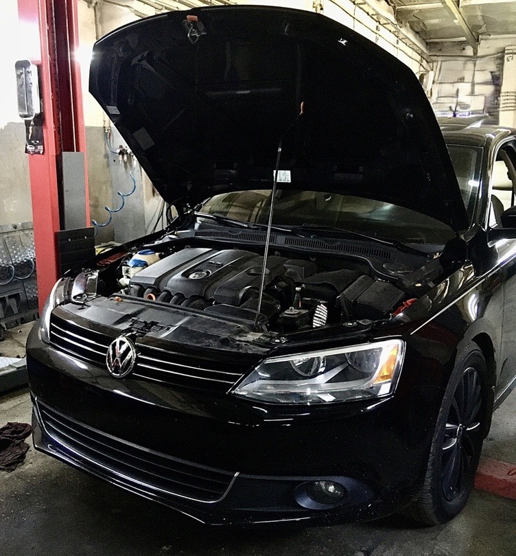 Фольксваген Джетта в процессе замены датчика распредвала