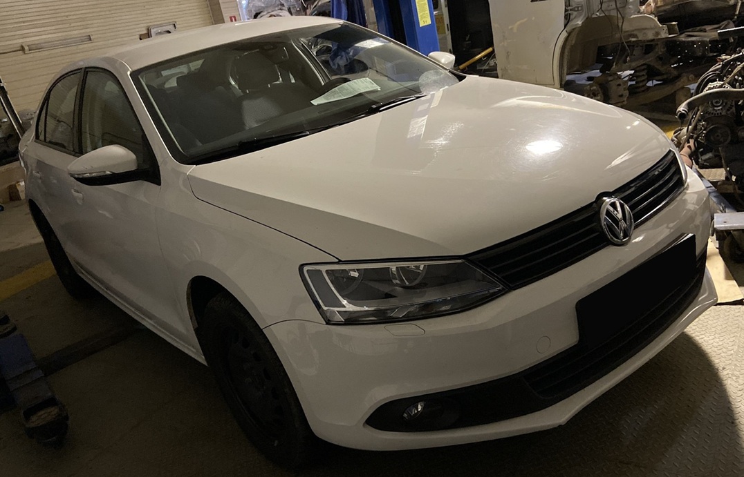 Фольксваген Джетта в автотехцентре на замене вентилятора отопителя