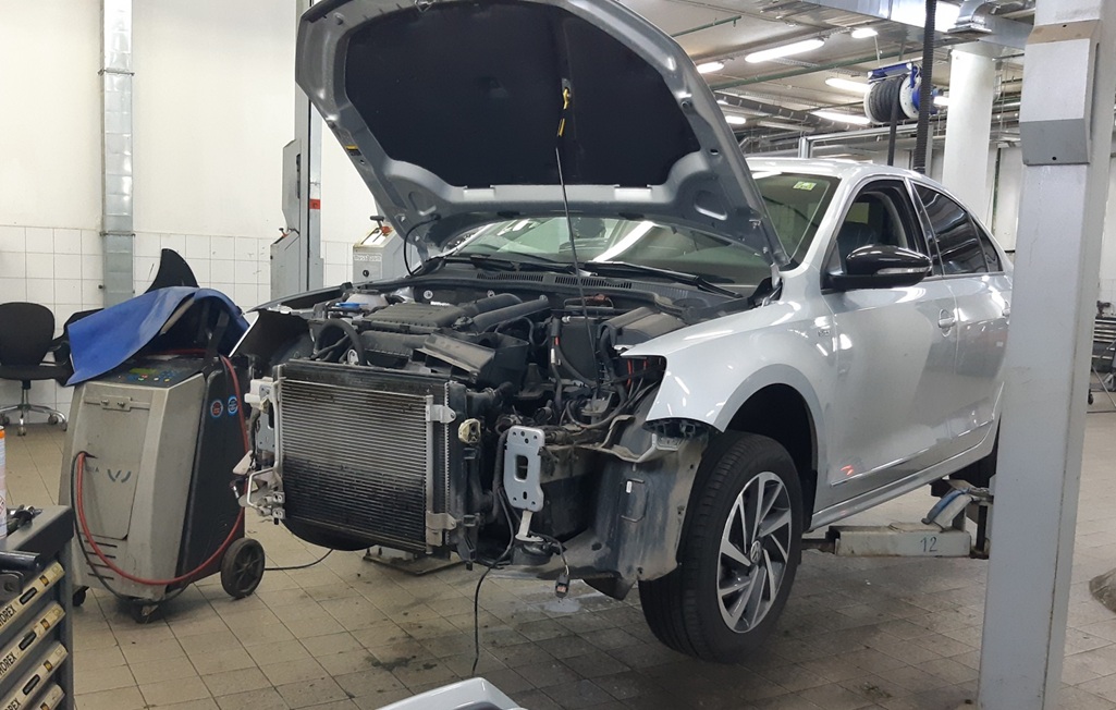 Фольксваген Джетта в процессе замены радиатора кондиционера в автотехцентре