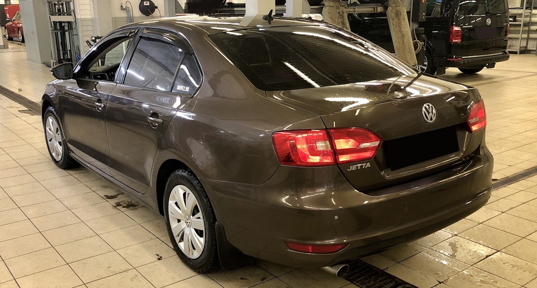 Фольксваген Джетта в автотехцентре после замены сайлентблоков подрамника