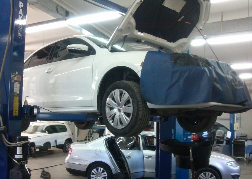 Фольксваген Джетта в процессе замены стартера