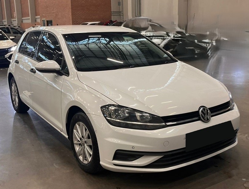 Фольксваген Гольф после заправки кондиционера в автотехцентре