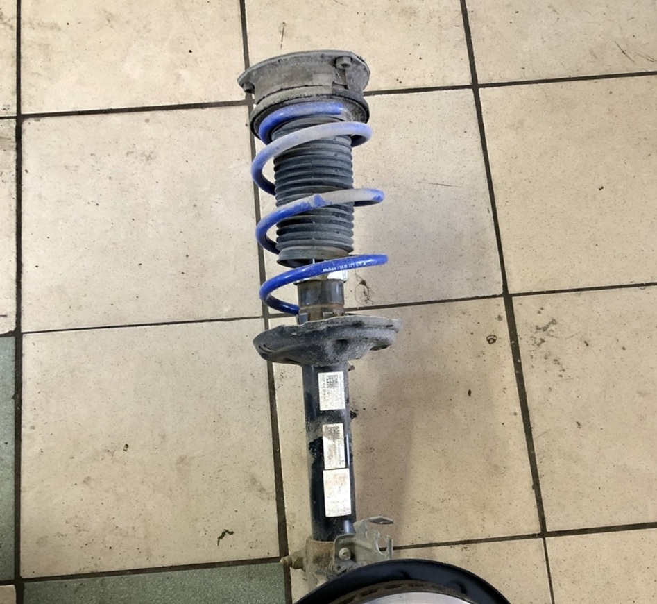 Стойка снята для замены опорных подшипников Фольксваген Гольф Плюс